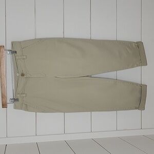 LIZ CLAIBORNE size 8 petite light tan khaki cropped pants